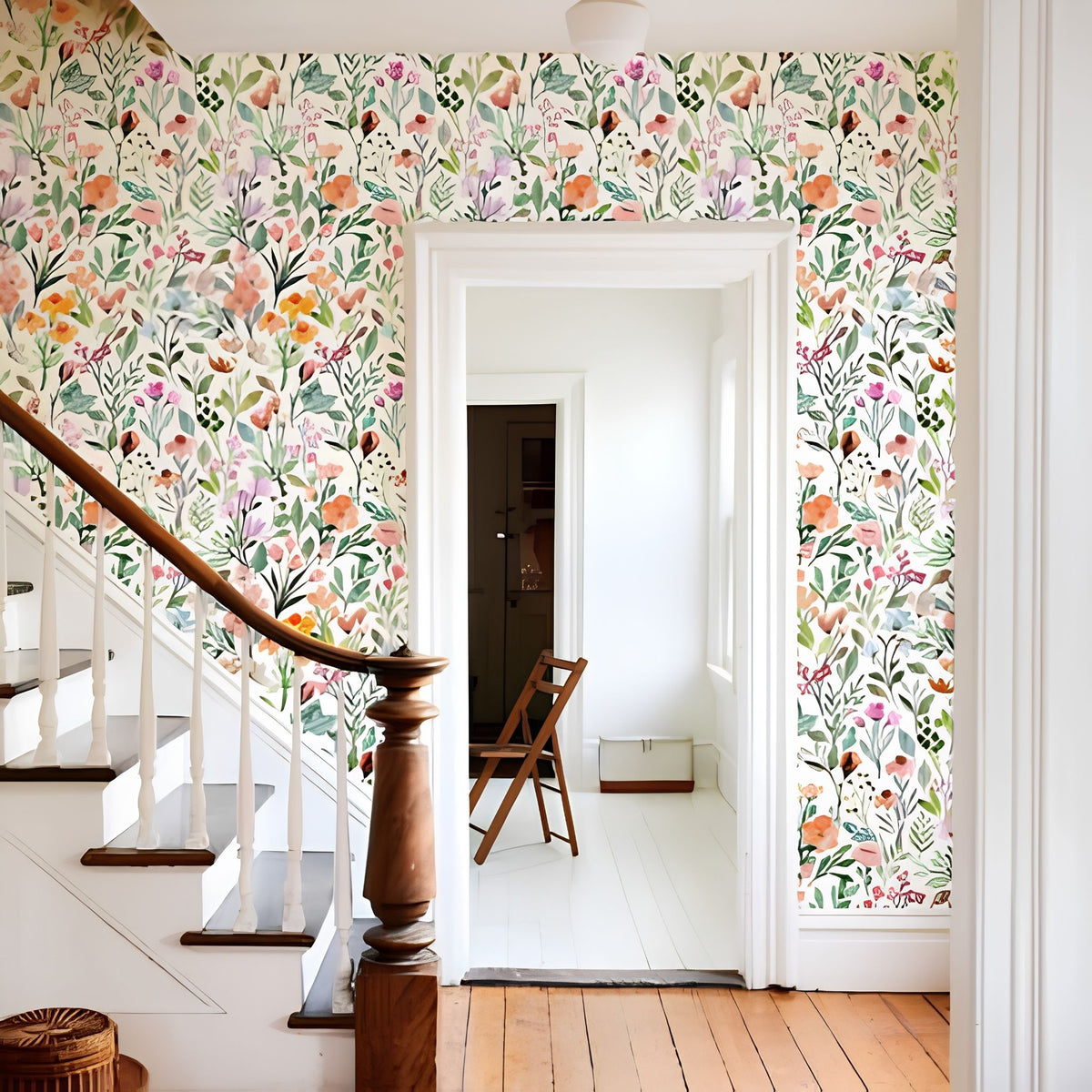 Papier peint fleuri Enchanteur sur un mur avec ne porte