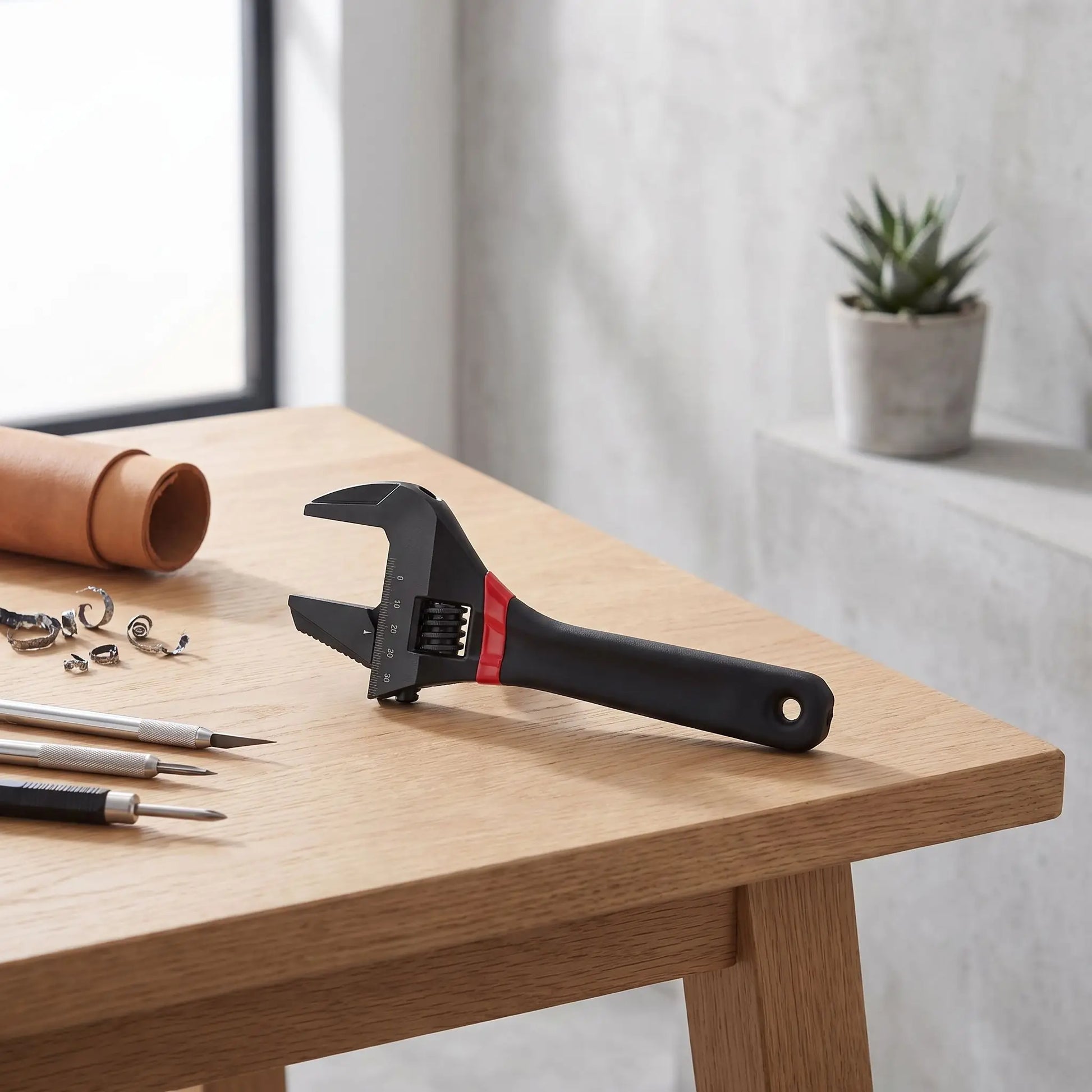 Petite clé à molette 152 mm x 38mm d'ouverture noire sur une table