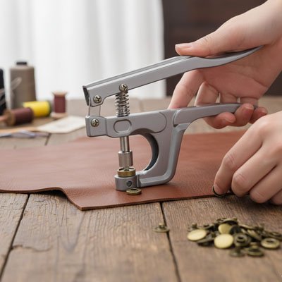 Pince à boutons en forme de U cuir