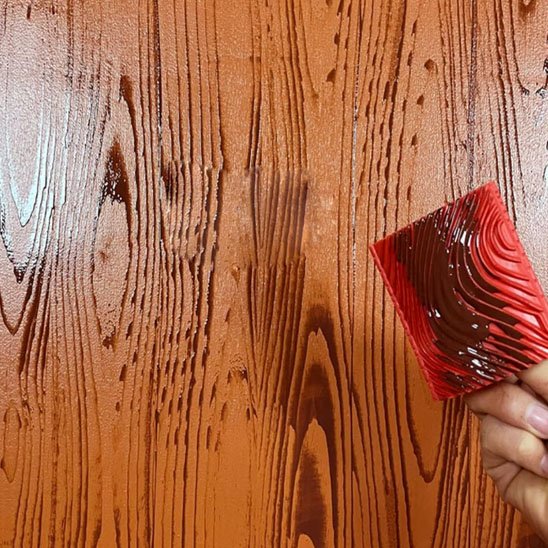 Rouleau peinture motif peigne effet bois brun