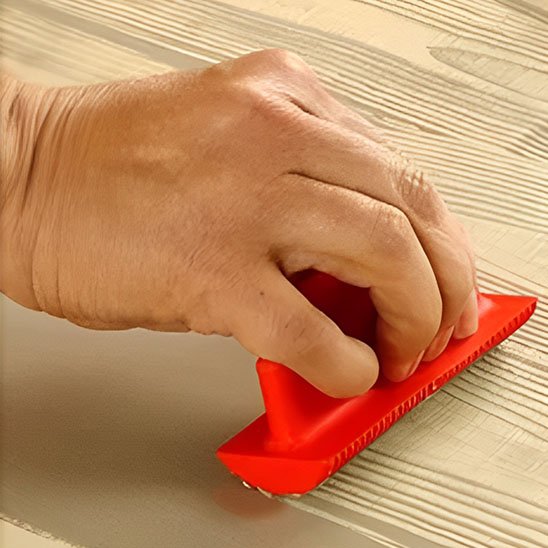 Rouleau peinture motif peigne effet bois rouge