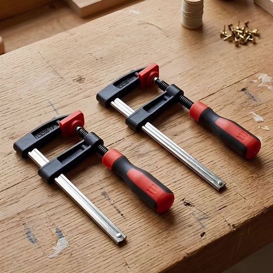 un ensemble de serre-joints à action rapide sur une table de bois