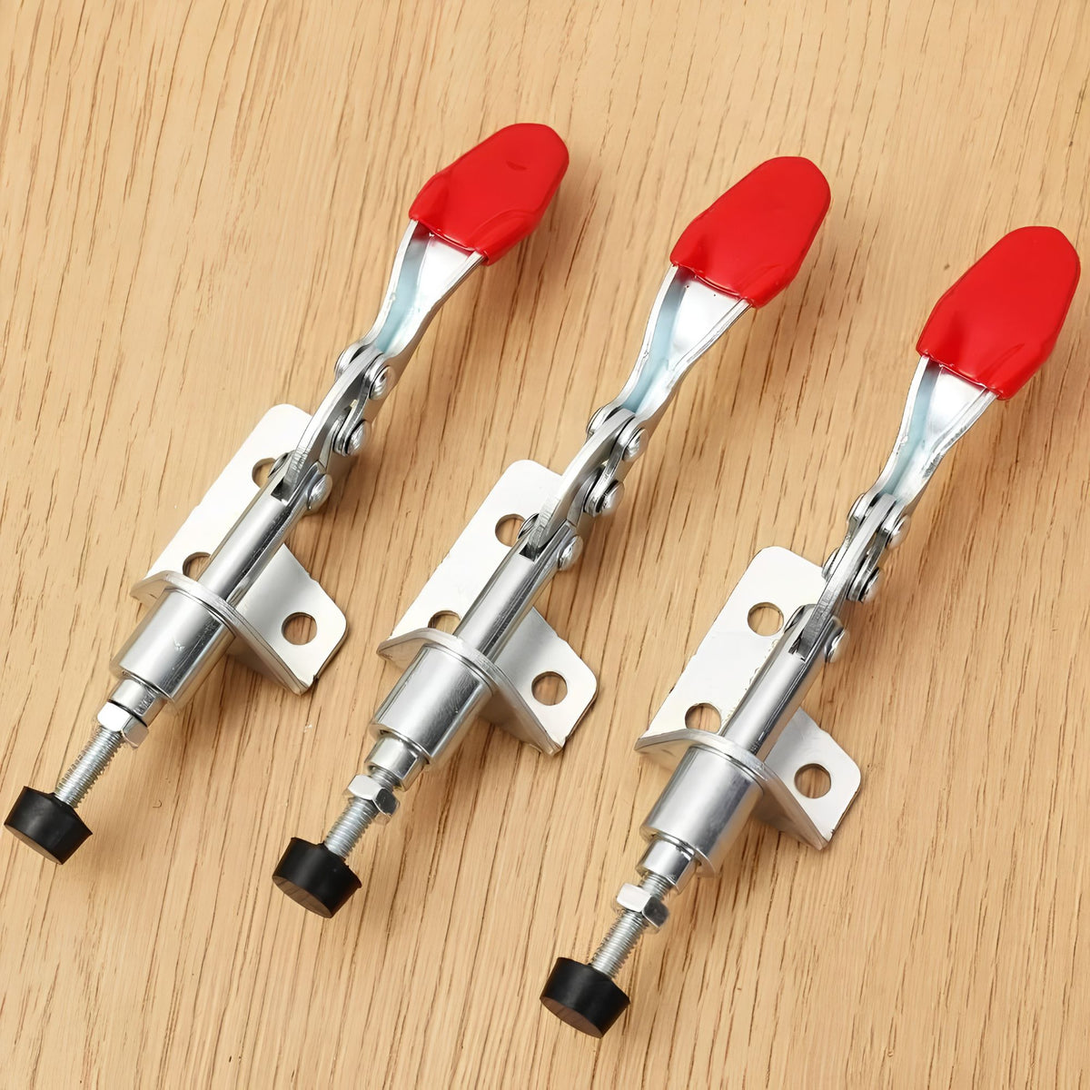 3 serre-joints action ouvert sur une table de bois
